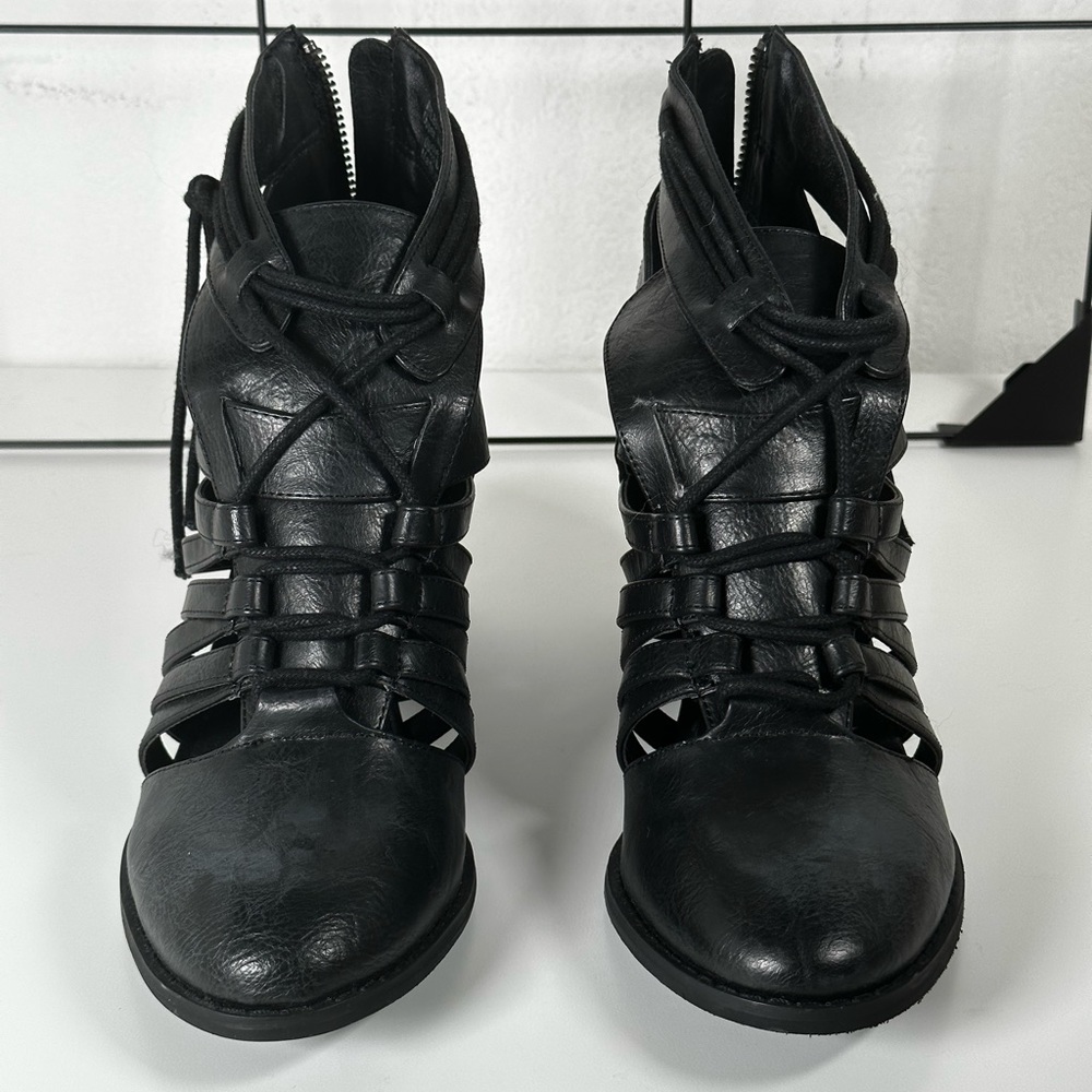 BLACK BOOTIES SIZE 8